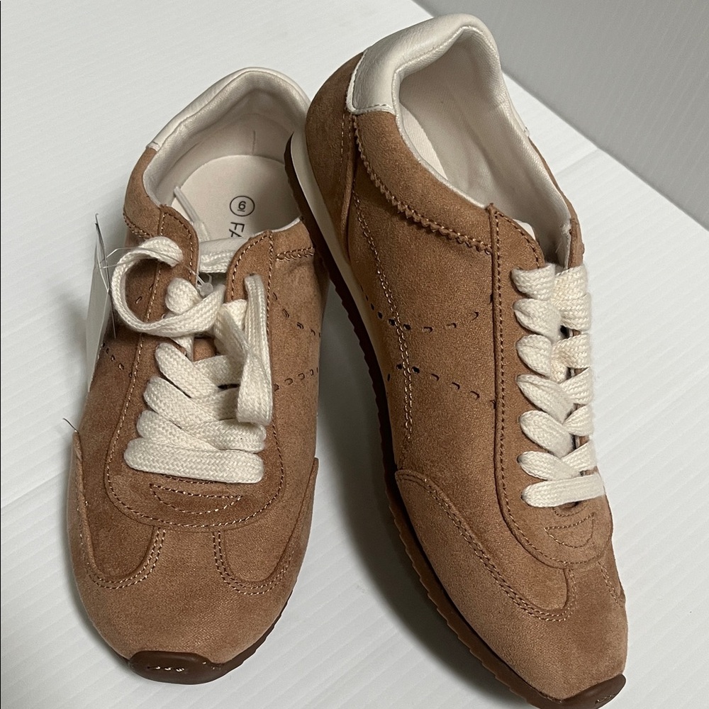 Falls Creek Women’s fashion Suede Sneakers in Tan with Cream Laces. Size 6